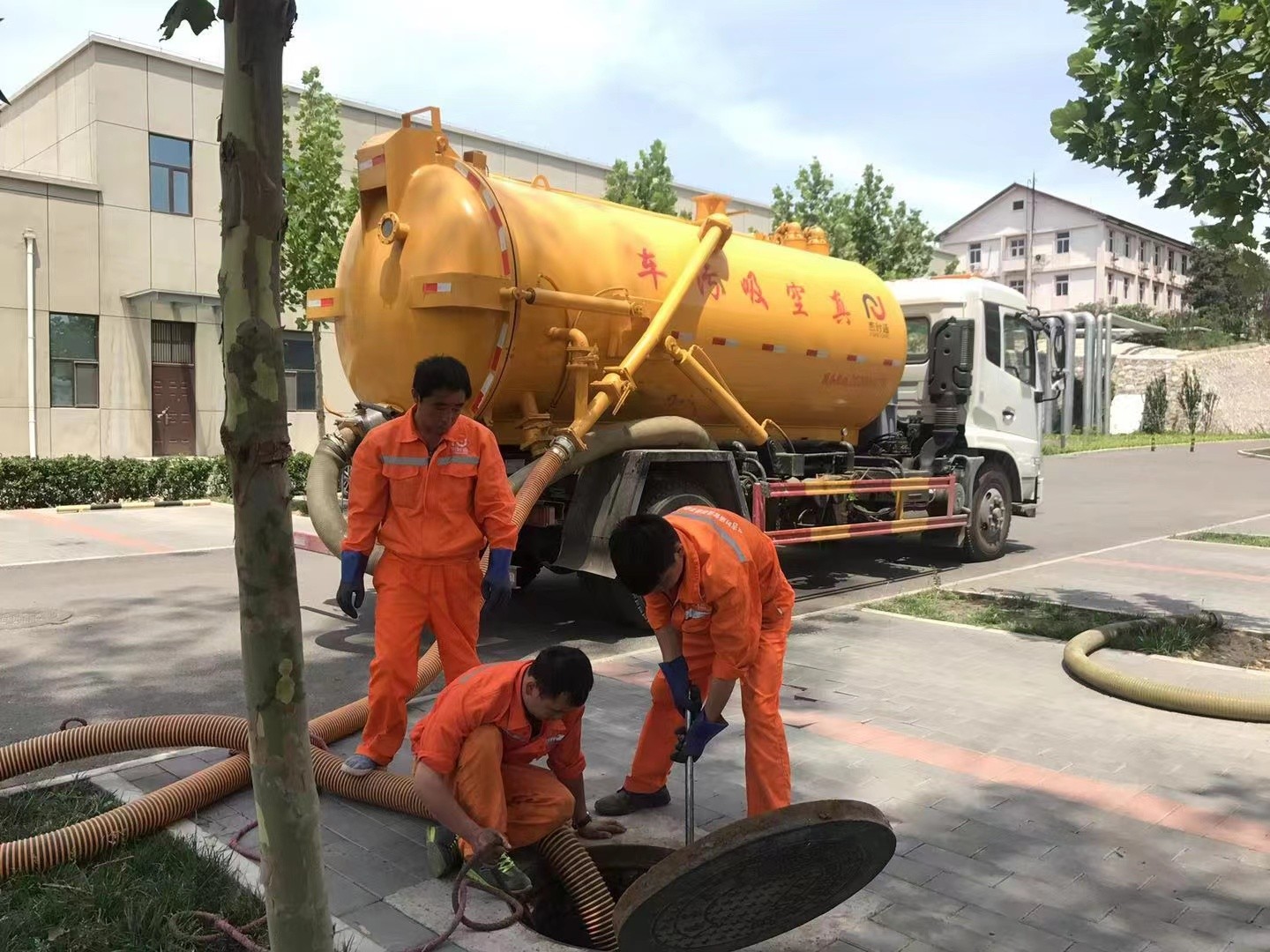 布拖管道疏通车停在窨井附近