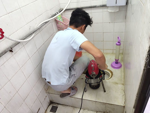 布拖管道堵塞冒臭气 专业师傅现场解决问题