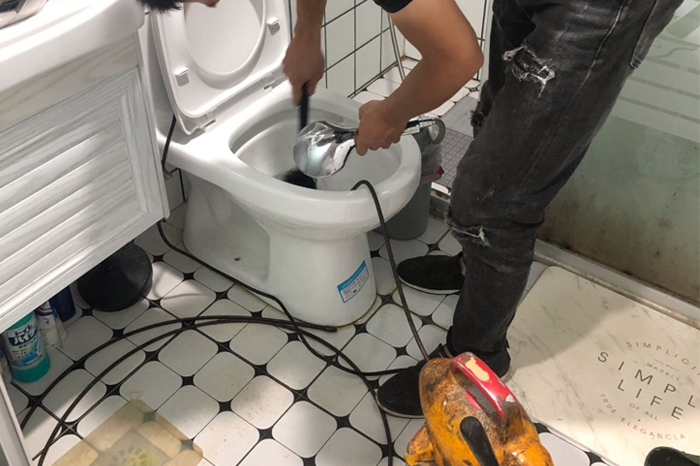布拖马桶堵塞自己疏通还是找师傅?专业上门服务让你省时更省心